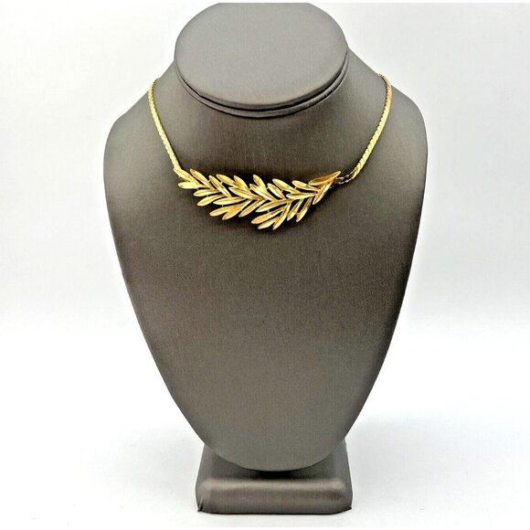 Vintage CROWN TRIFARI Laurel Wreath Pendant Necklace Gold Tone 17” - Picture 1 of 10